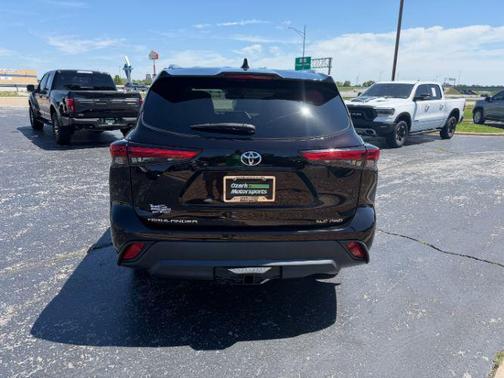 Opulent Amber 2020 Toyota Highlander XLE