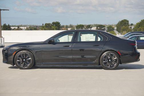 2026 BMW 750e i xDrive