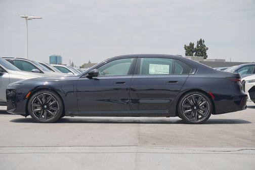 2025 BMW 750e i xDrive