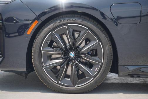 2025 BMW 750e i xDrive