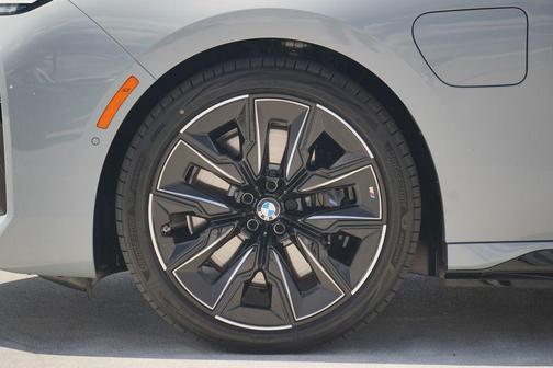 2026 BMW 750e i xDrive