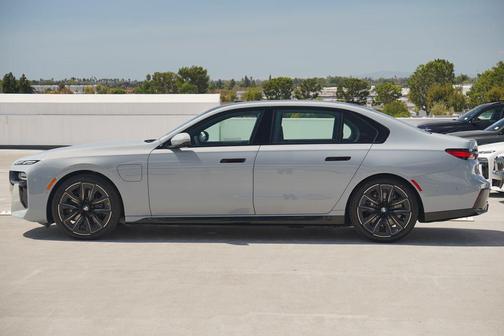 2026 BMW 750e i xDrive
