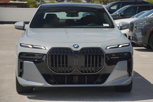 2026 BMW 750e i xDrive