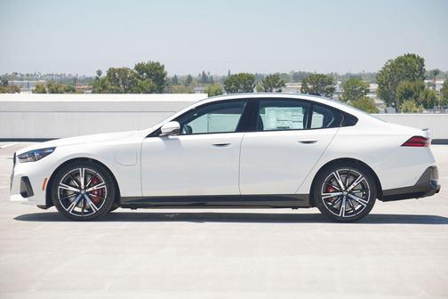 2026 BMW 550e 550e xDrive