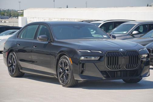2026 BMW 750e i xDrive