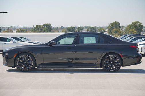 2026 BMW 750e i xDrive