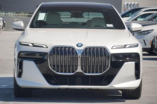 2025 BMW 750e i xDrive
