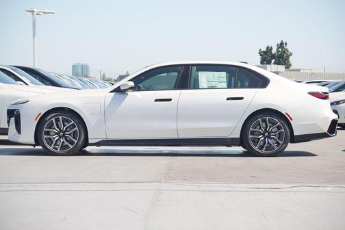 2025 BMW 750e i xDrive