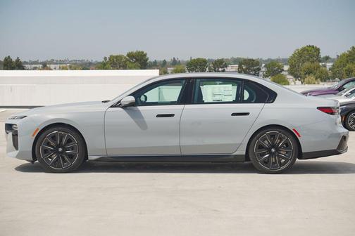 2025 BMW 740 i