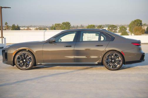 2026 BMW 740 740i