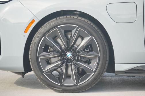 2026 BMW 750e i xDrive