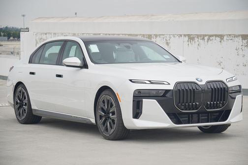 2025 BMW 740 i