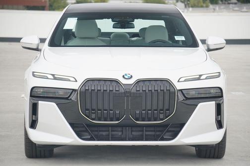 2025 BMW 740 i