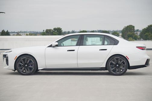 2025 BMW 740 i