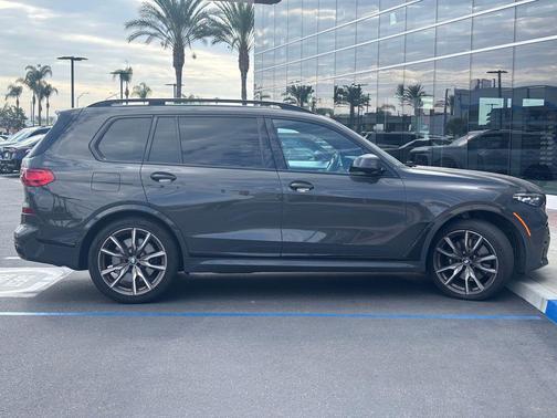 2022 BMW X7 M50i