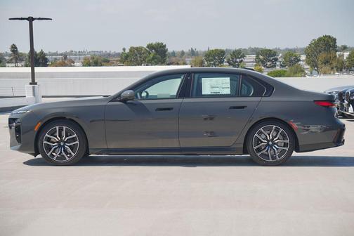 2026 BMW 740 i