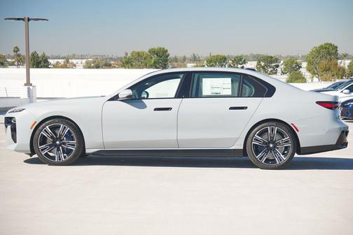 2026 BMW 740 740i