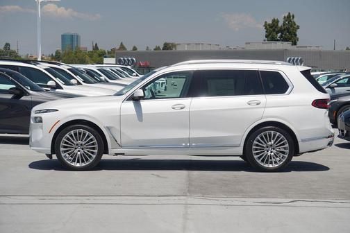 2025 BMW X7 xDrive40i