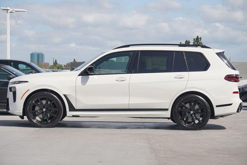 2025 BMW X7 M60i