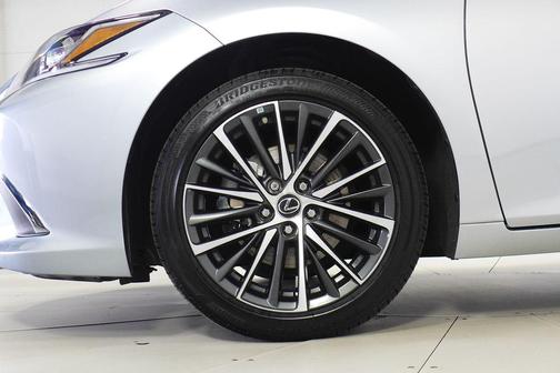 2022 Lexus ES 300h Base