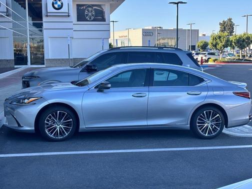 2022 Lexus ES 300h Base