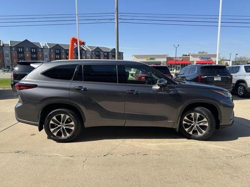 2022 Toyota Highlander Hybrid XLE