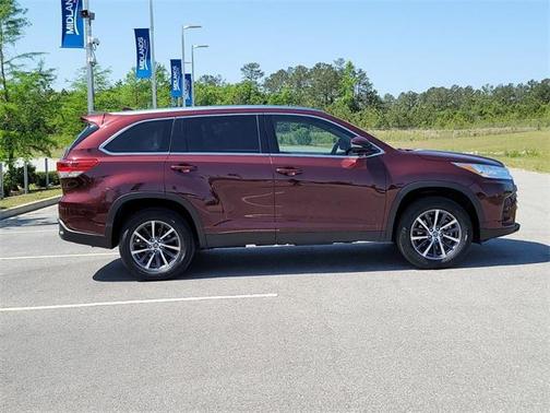 Photo 2 of 52 of 2019 Toyota Highlander XLE