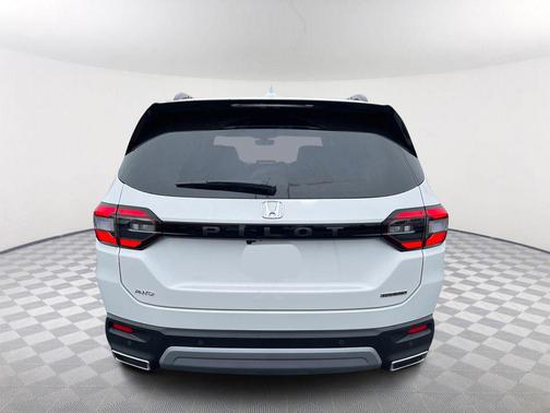 2025 Honda Pilot Touring 8-Passenger