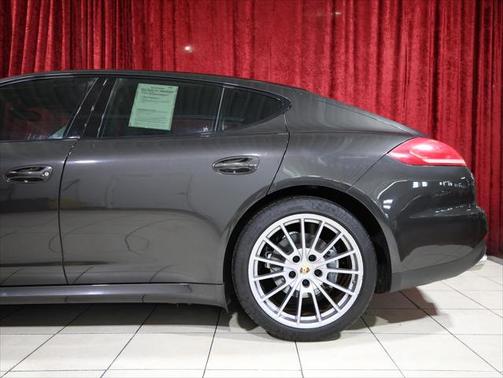 2016 Porsche Panamera 4 Edition