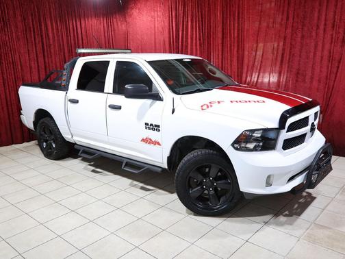 Brilliant Black Crystal Pearlcoat 2018 RAM 1500 Express