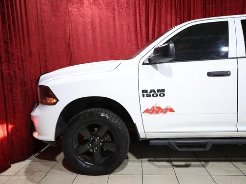 Brilliant Black Crystal Pearlcoat 2018 RAM 1500 Express