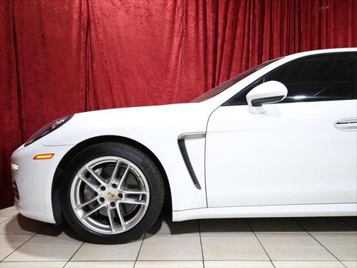 2016 Porsche Panamera 4 Edition