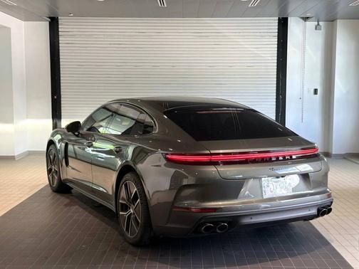 Aventurine Green Metallic 2025 Porsche Panamera