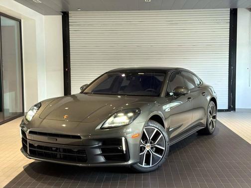 Aventurine Green Metallic 2025 Porsche Panamera
