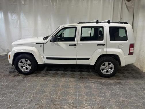 Stone White Clearcoat 2010 Jeep Liberty Sport
