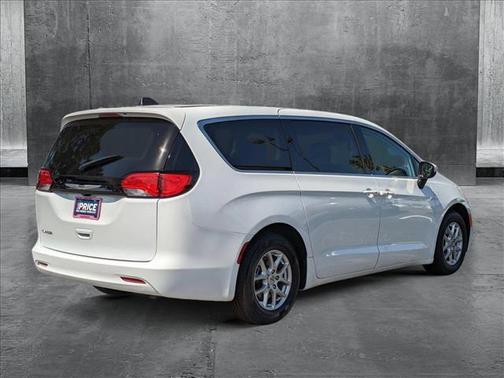 2023 Chrysler Voyager LX