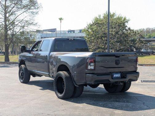 Granite Crystal Metallic Clearcoat 2023 RAM 3500 Big Horn Crew Cab 4x4 8' Box