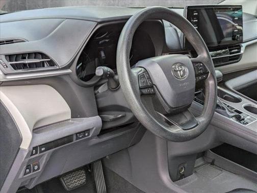 2022 Toyota Sienna LE