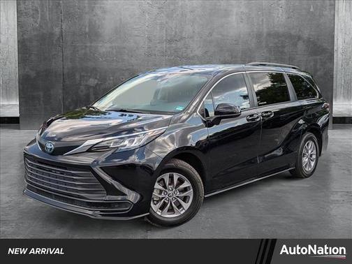 2022 Toyota Sienna LE