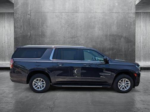 2023 Chevrolet Suburban LT