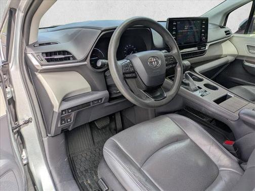 2022 Toyota Sienna LE