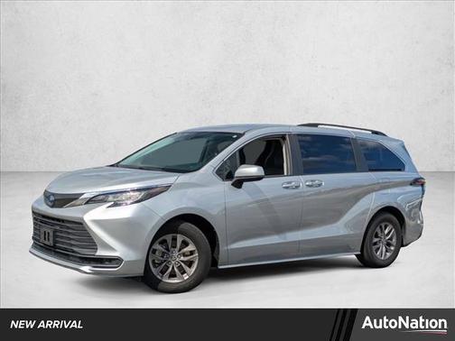 2022 Toyota Sienna LE
