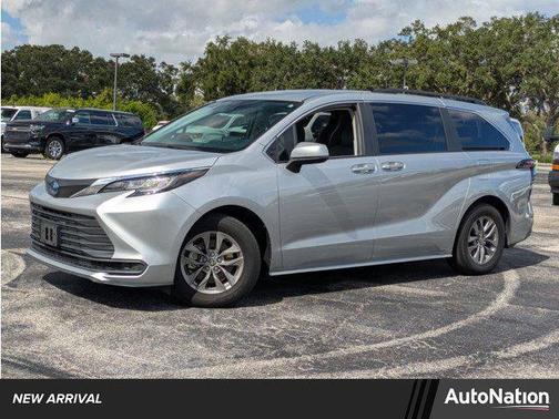 2022 Toyota Sienna LE