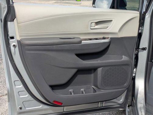 2022 Toyota Sienna LE