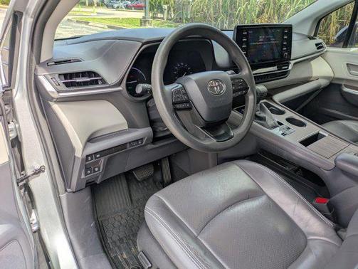 2022 Toyota Sienna LE