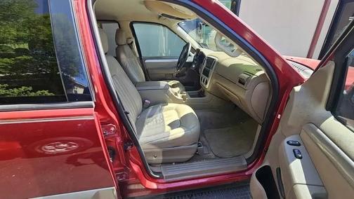 Vivid Red Clearcoat Metallic 2004 Mercury Mountaineer Convenience