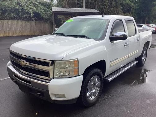 WHITE 2011 Chevrolet Silverado 1500 LT