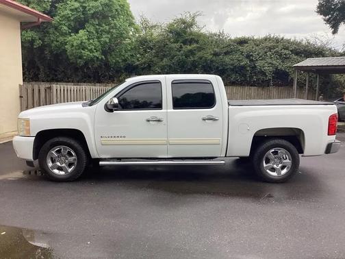 WHITE 2011 Chevrolet Silverado 1500 LT