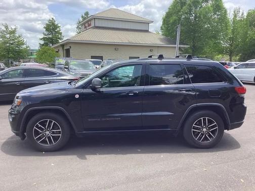 Diamond Black Crystal Pearlcoat 2017 Jeep Grand Cherokee Trailhawk