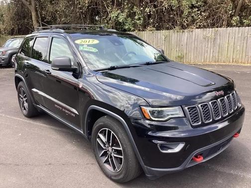 Diamond Black Crystal Pearlcoat 2017 Jeep Grand Cherokee Trailhawk